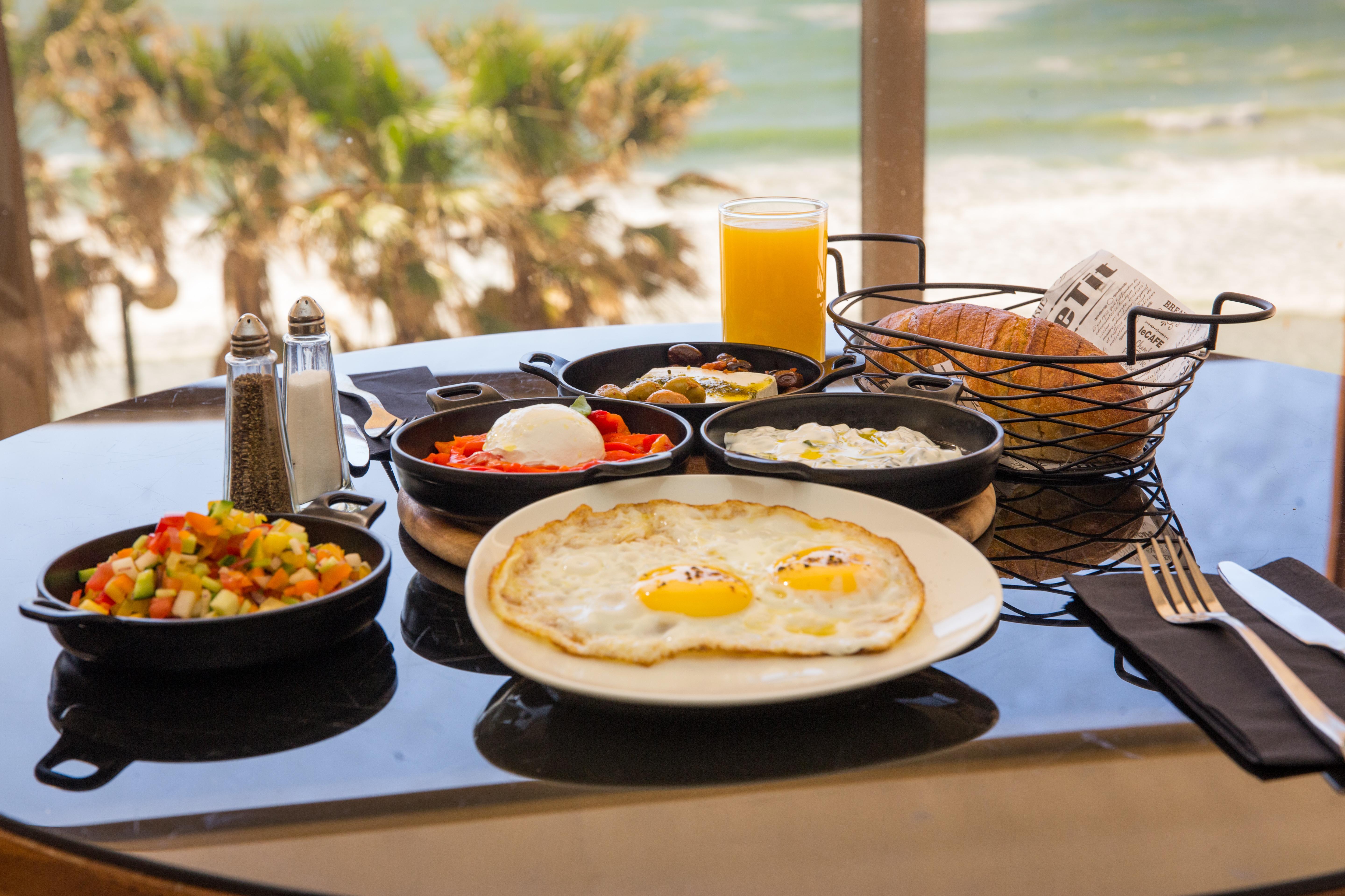Daniel Herzliya Hotel Eksteriør billede Israeli breakfast