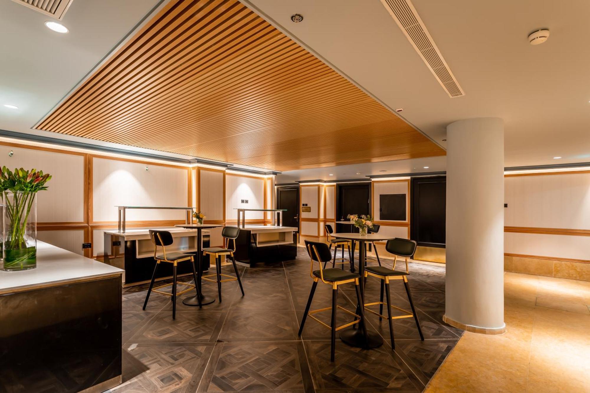 Daniel Herzliya Hotel Eksteriør billede The lounge at London Heathrow Airport