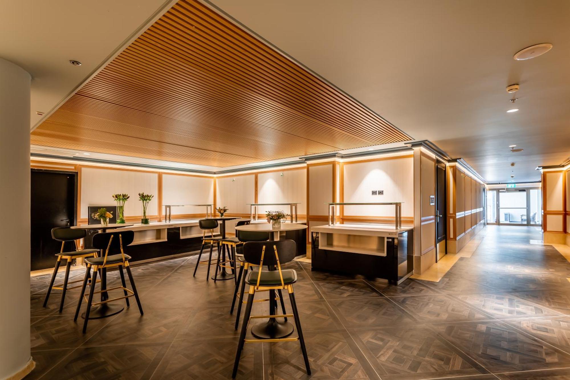 Daniel Herzliya Hotel Eksteriør billede The new lounge at London Heathrow Airport