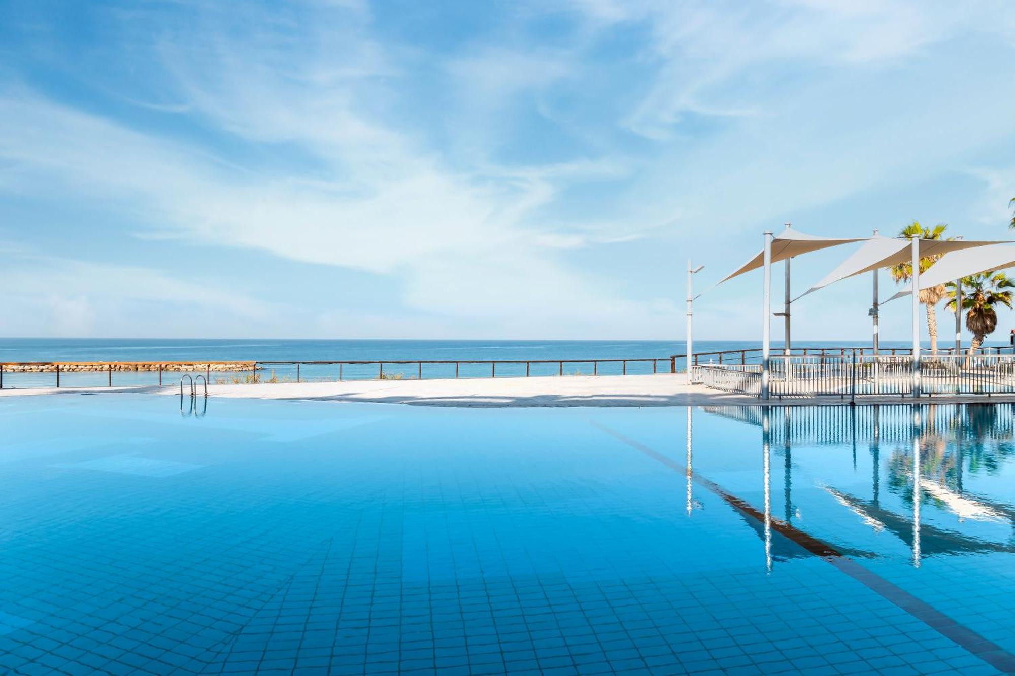 Daniel Herzliya Hotel Eksteriør billede Infinity pool at the hotel