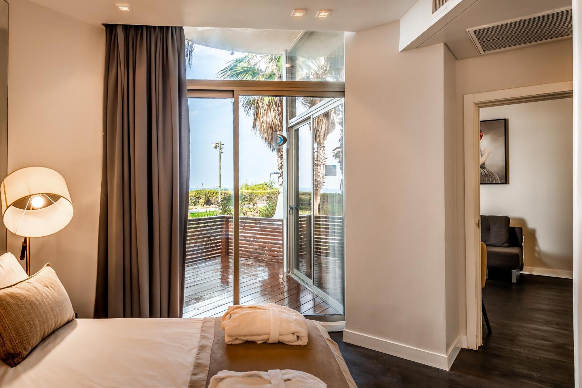 Daniel Herzliya Hotel Eksteriør billede A room at the hotel