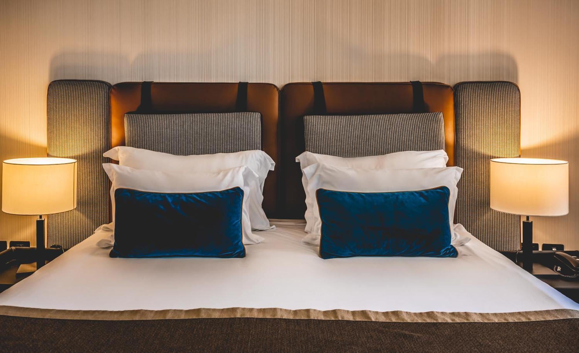 Daniel Herzliya Hotel Eksteriør billede A bed with two pillows