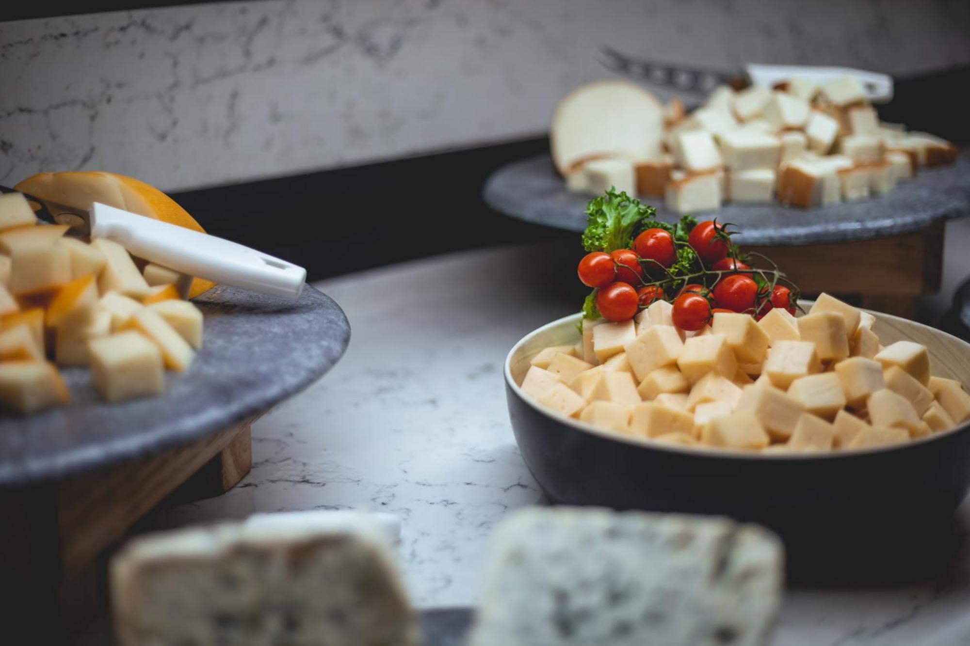 Daniel Herzliya Hotel Eksteriør billede Cheese at a buffet